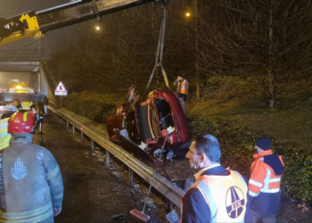 TEM Otoyolu'nda bariyerlere çarpan otomobil takla attı