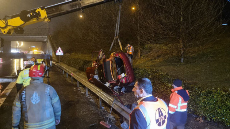 TEM Otoyolu'nda bariyerlere çarpan otomobil takla attı