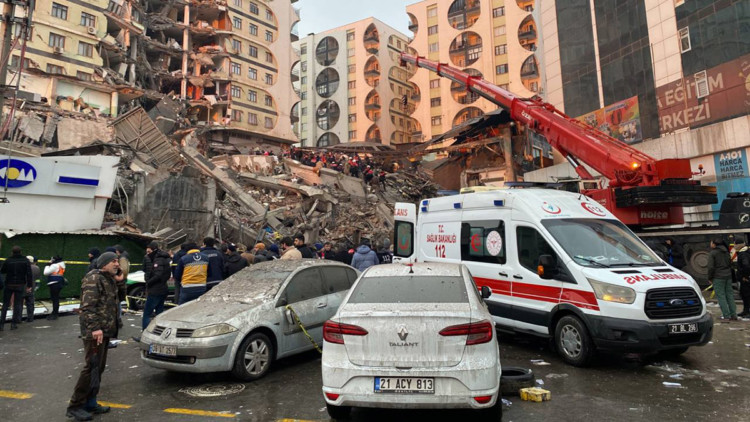 Deprem mağdurlarına davranış adabı