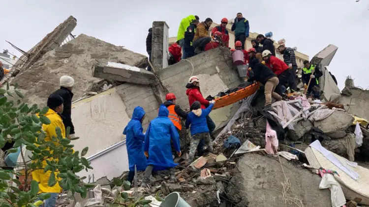 Deprem bölgesinde yıkılan binalarla ilgili 298 kişi tutuklandı