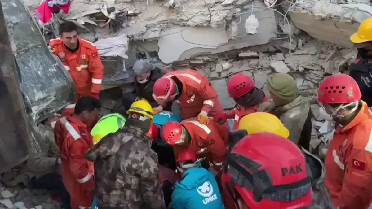 Deprem bölgesinde ciddi bir mağduriyet yaşandı zira kimi oğlunu, kimi eşini, kimi de anne-babasını diri toprağa verip başka şehirlere hicret etti…