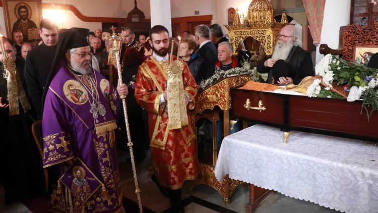 Bulgar sveti georgi kilisesi papazı toprağa verildi