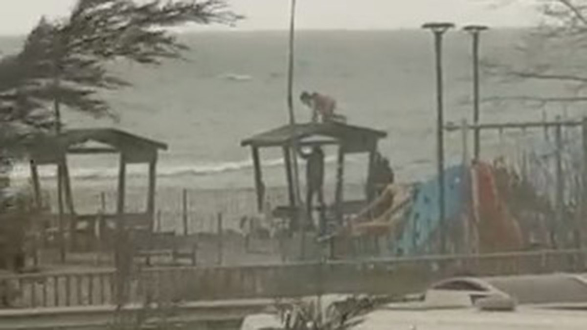 Sahildeki ahşap kameriyeyi devirmek istediler