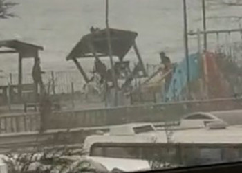Sahildeki ahşap kameriyeyi devirmek istediler