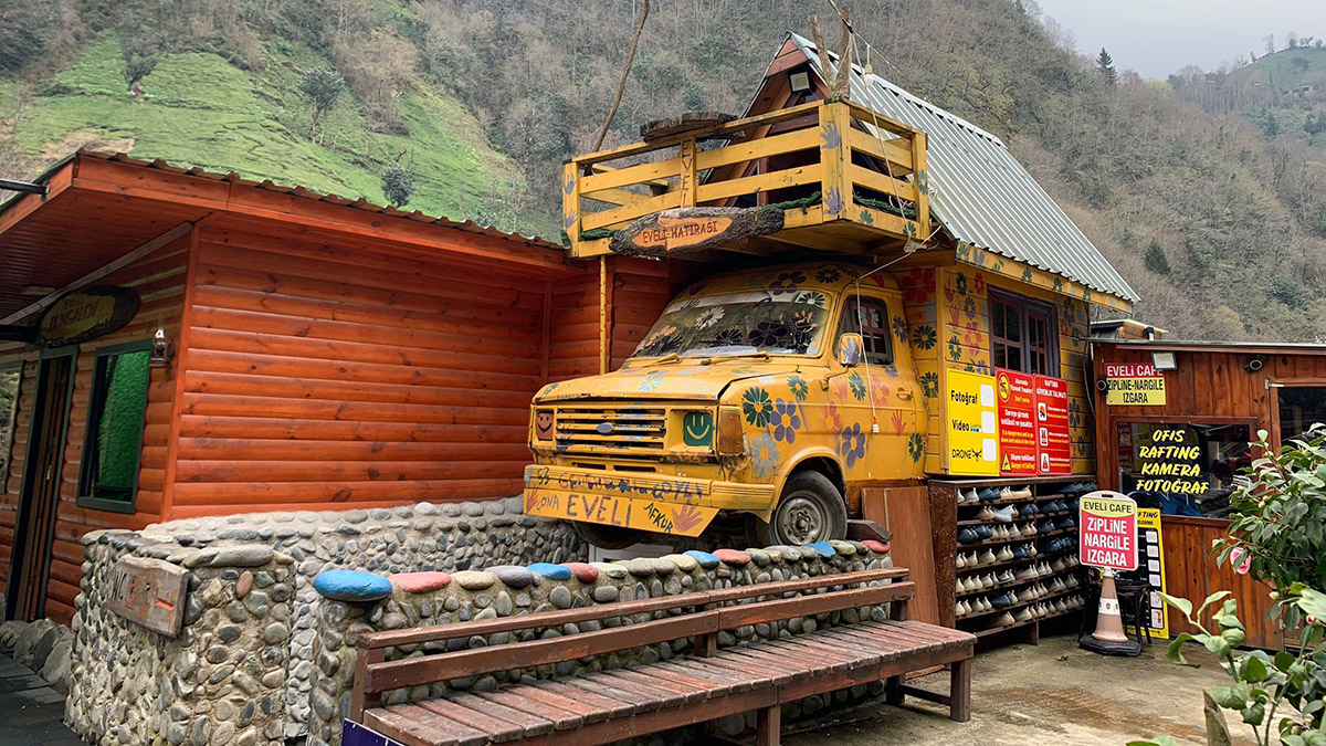 Kamyonetinin kasasını odaya dönüştürdü