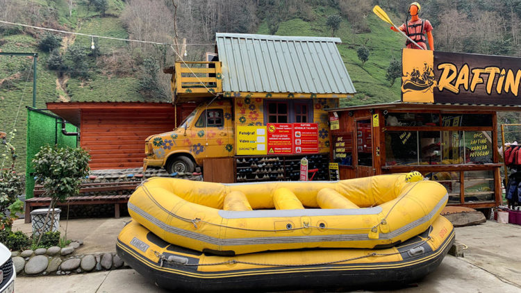 Kamyonetinin kasasını odaya dönüştürdü