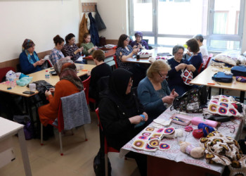 Kanseri yenen kadınlar depremzedeler için atkı ve bere örüyor