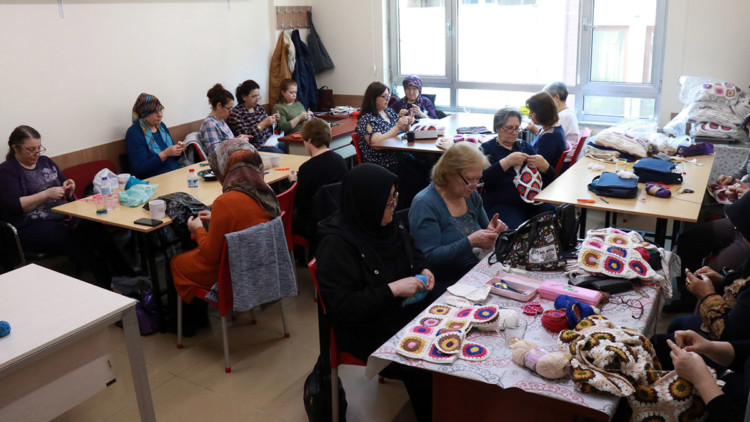 Kanseri yenen kadınlar depremzedeler için atkı ve bere örüyor