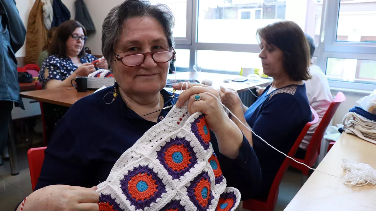 Edirne'de, kanseri yenmelerinin ardından katıldıkları halk eğitim merkezi'ndeki el örgüsü kursuyla hayata tutunan ürfet gavaz (65) ve neriman evegü (63), bir yandan ev ekonomilerine katkı sağlarken, depremzedeler için atkı ve bere örüyor.