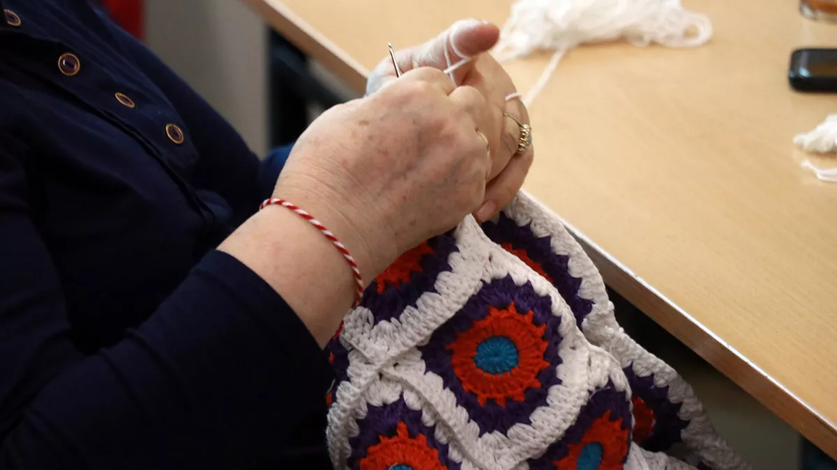 Kanseri yenen kadınlar depremzedeler için atkı ve bere örüyor