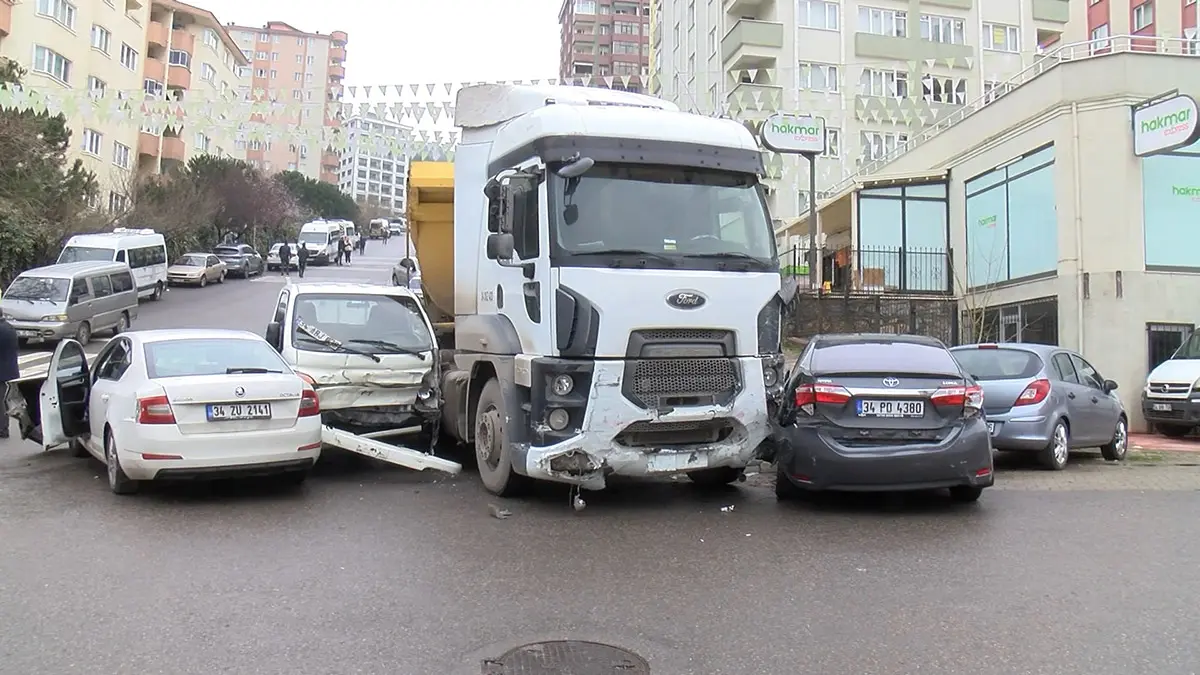 Kartal'da kayan hafriyat kamyonu 13 aracı biçti