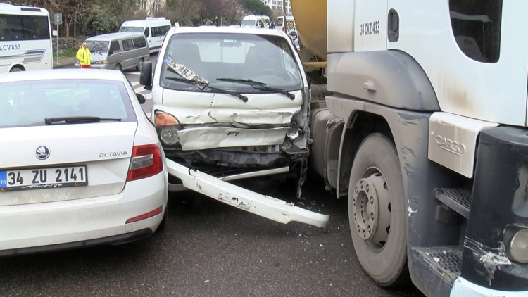 Kartal'da kayan hafriyat kamyonu 13 aracı biçti
