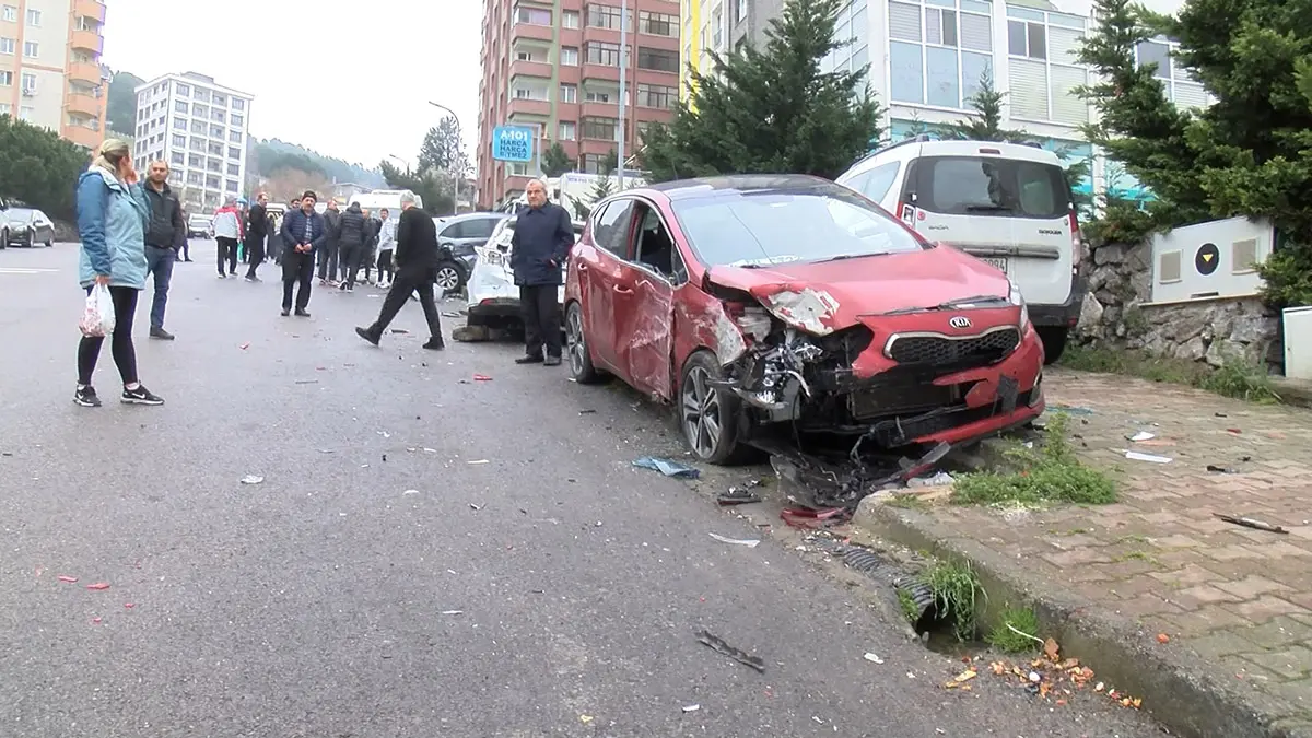 Kartal'da kayan hafriyat kamyonu, önce bir okul servisine daha sonra park halindeki 13 araca çarparak durabildi.