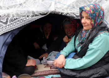Kayseri'de boş alanlara naylon çadır kurdular