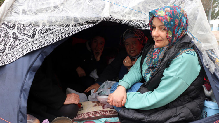 Kayseri'de boş alanlara naylon çadır kurdular