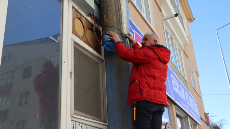 Kebapçının baca borusunda mahsur kalan kargalar kurtarıldı