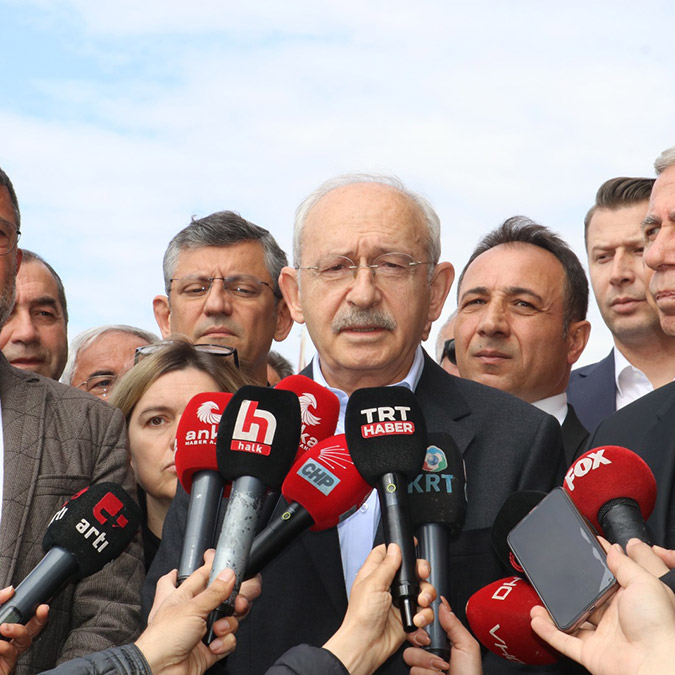 CHP Genel Başkanı Kemal Kılıçdaroğlu, deprem bölgesindeki fabrikalarda çalışan işçilerin ücretlerinden vergi alınmaması önerisinde bulundu.