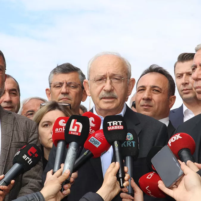 Chp genel başkanı kemal kılıçdaroğlu, deprem bölgesindeki fabrikalarda çalışan işçilerin ücretlerinden vergi alınmaması önerisinde bulundu.