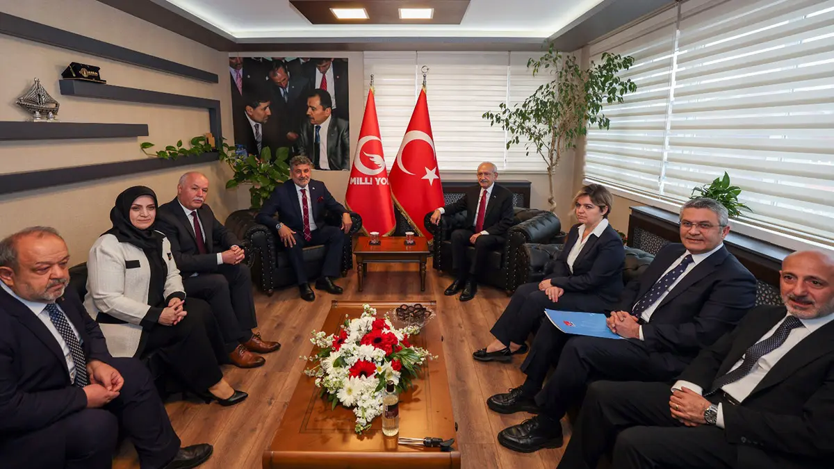 Chp genel başkanı kemal kılıçdaroğlu, milli yol partisi (myp) genel başkanı genel başkanı remzi çayır'ı ziyaret etti. Kılıçdaroğlu, hdp ziyaretinin ertelenmesinin gerekçesinin sorulması üzerine, "onu bana sormayacaksınız arkadaşlar, onu ev sahibine soracaksınız" dedi.