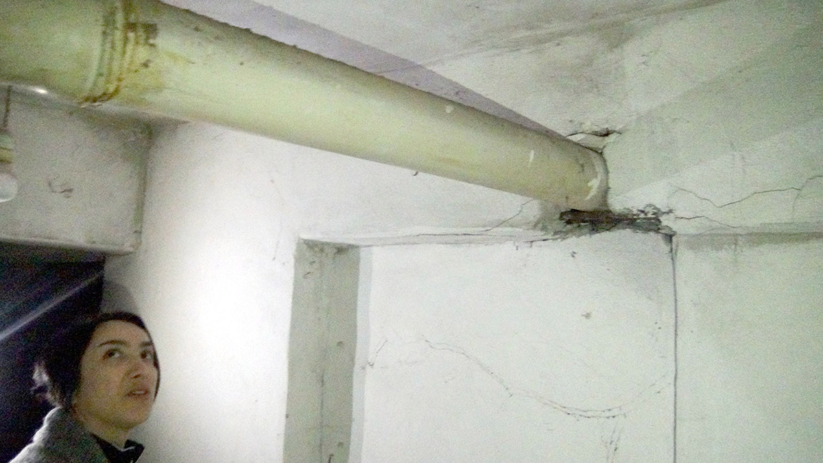 Avcılar'da 4 ay önce kiraladığı iş yerini sigortalatmak için binada inceleme yaptıran Nursel Keklik, bodrum katındaki kolonlarda betonun dağıldığını, demirlerin korozyona uğradığını görünce, tahliye kararı aldı.