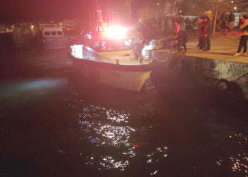 Balıkçı teknesi kıyıya yanaşırken alabora oldu; 1 kişi kayıp