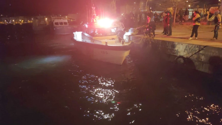 Balıkçı teknesi kıyıya yanaşırken alabora oldu; 1 kişi kayıp