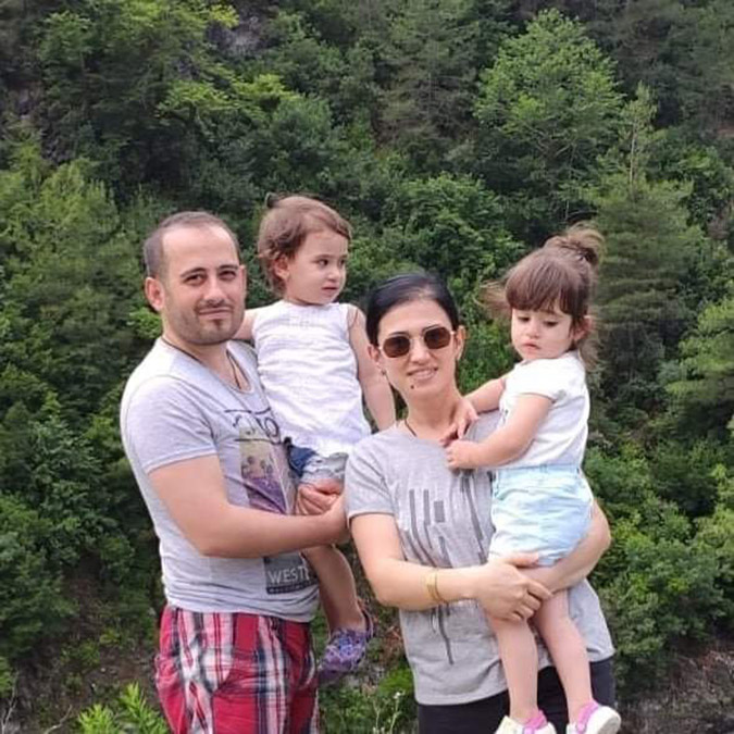 Kızı, damadı ve torunlarını bulamayan baba, "Bütün hastaneleri aradık, resimlere baktık, yok. Bu saatten sonra çok da umudum kalmadı. Enkazdan bir torba taş alıp mezar yaptıracağım" dedi.