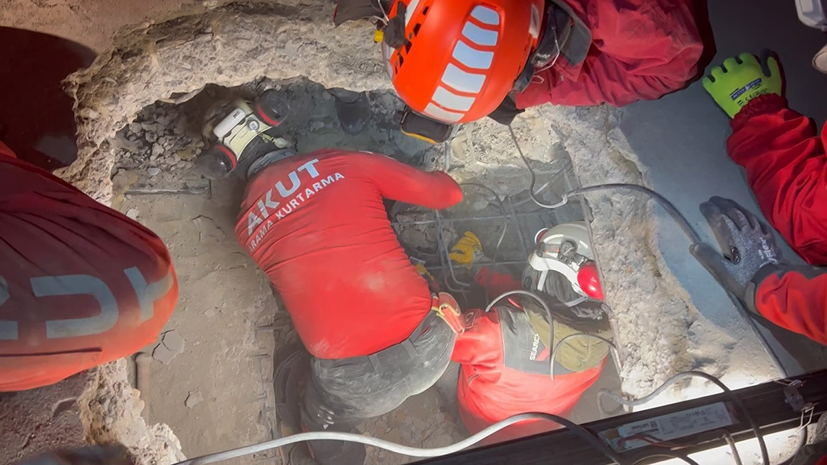 Kahramanmaraş merkezli depremlerde 53 kişiyi enkazdan sağ çıkarıp kente dönen AKUT Trabzon gönüllülerinden Serkan Aktuğ Günaydın, psikolojik olarak etkilendiklerini belirterek, “Normalde orada çalışırken çok etkilenmedik ama döndükten sonra oturup düşününce, kızının elini tutan o baba fotoğrafı, sürekli gözümüzün önünden gitmiyor. Çok duygulanıyoruz. Uykularımız kaçıyor. Ama bunları aşmaya mecburuz” dedi.