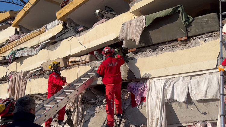Kızının elini tutan o baba fotoğrafı gözümüzün önünden gitmiyor