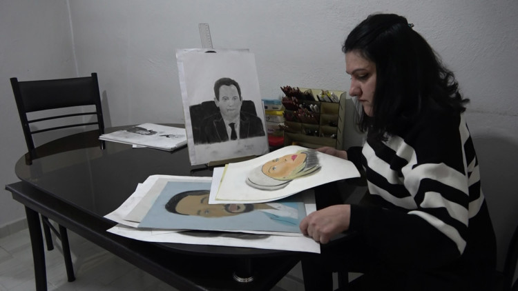 Resim çizmeye başladıktan sonra parmakları açıldı