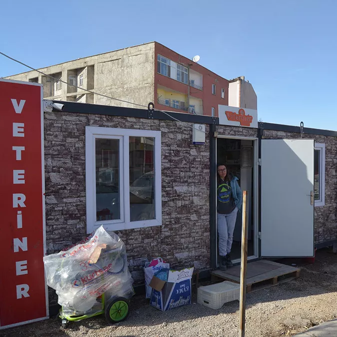 Veteriner hekim konteyner klinikte hizmet vermeye başladı