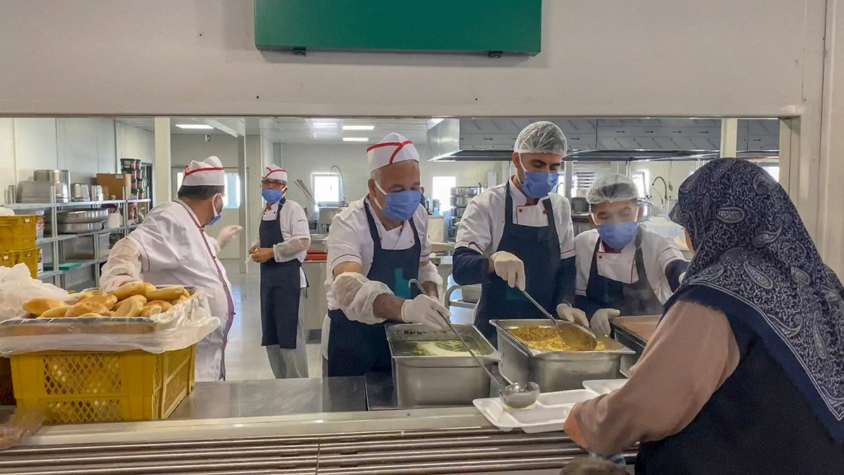 Hatay İskenderun'da kurulan konteyner yaşam alanında kalan depremzedelerden 24'ü, işleyişte yer alacak şekilde burada istihdam edildi.