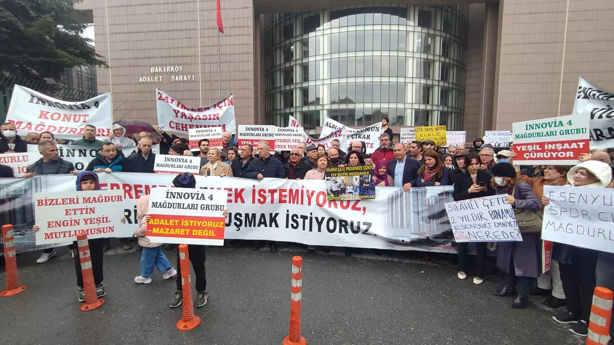 Türkiye konutla dolandırılan hak sahipleri platformu üyeleri bakırköy adliyesi önünde toplanarak basın açıklaması yaptı.