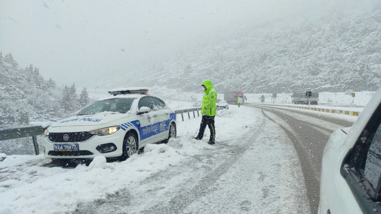 Konya-Antalya kara yolunda kar yağışı