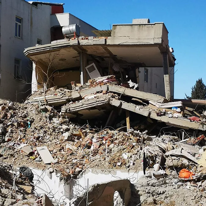 Trabzon karadeniz teknik üniversitesi (ktü) mühendislik fakültesi i̇nşaat mühendisliği bölümü yapı i̇şleri daire başkanlığı'ndan deprem raporu hazırlığı; beton kalitesi limitlerin çok altında.