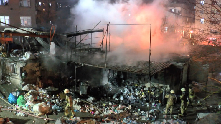 Küçükçekmece'de geri dönüşüm deposunda yangın