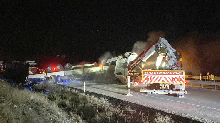 Kütahya'da kimyasal madde yüklü TIR devrildi