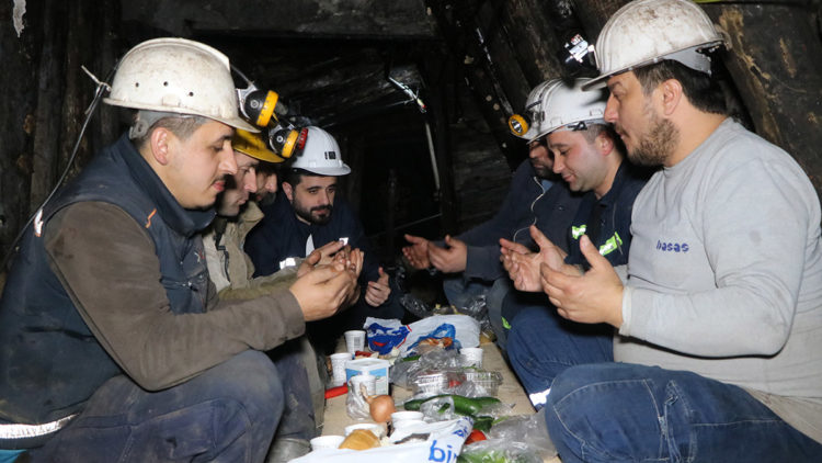 Madenciler yerin metrelerce altında sahur yaptı