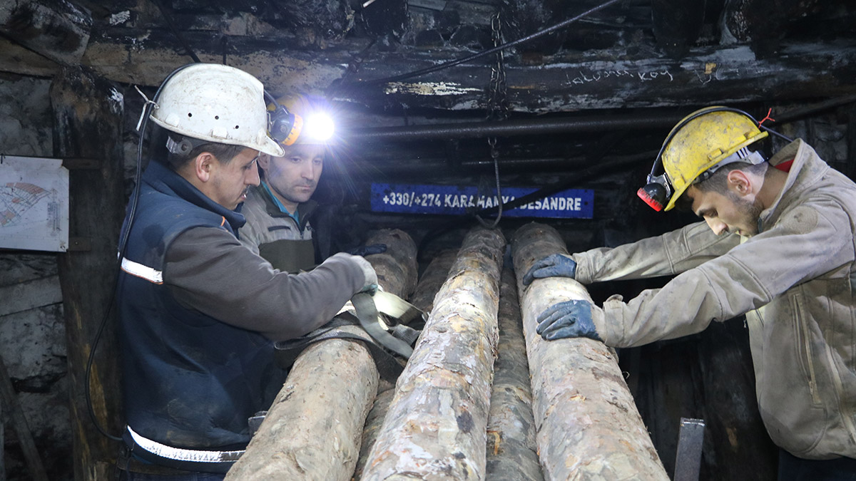 Madenciler yerin metrelerce altında sahur yaptı