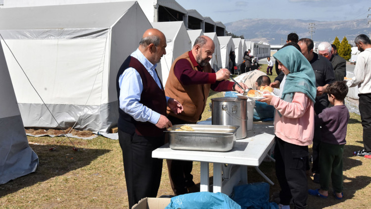 Mado'nun birçok dükkanı deprem felaketinden etkilendi