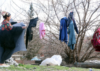 Malatyalı kadınların çamaşırları kurutma mücadelesi