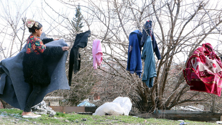 Malatyalı kadınların çamaşırları kurutma mücadelesi