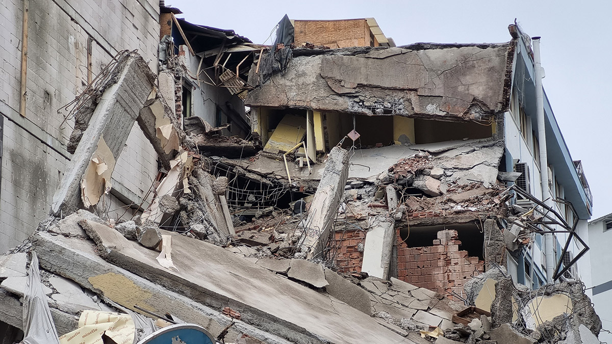 Malatya'da ağır hasarlı 7 katlı bina yıkıldı