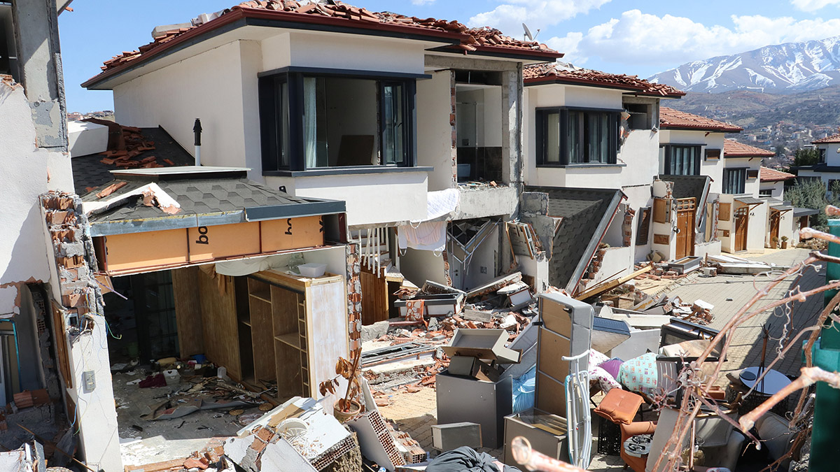 Villalar da depremde yerle bir oldu
