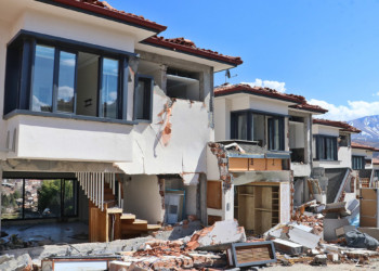 Villalar da depremde yerle bir oldu