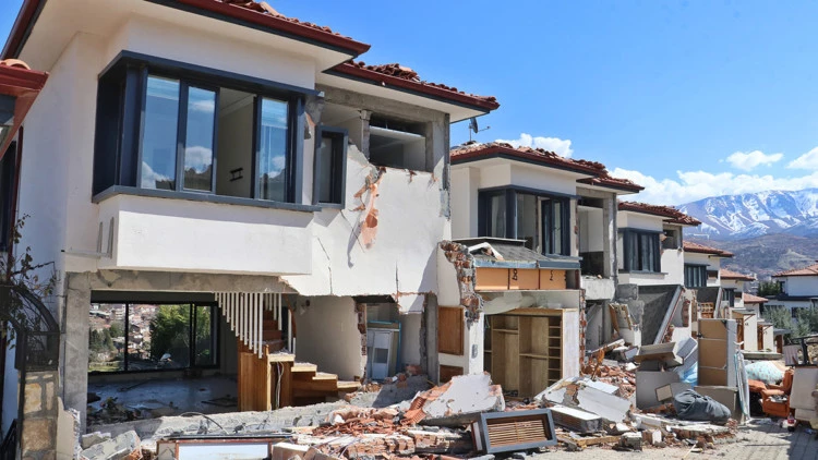 Villalar da depremde yerle bir oldu