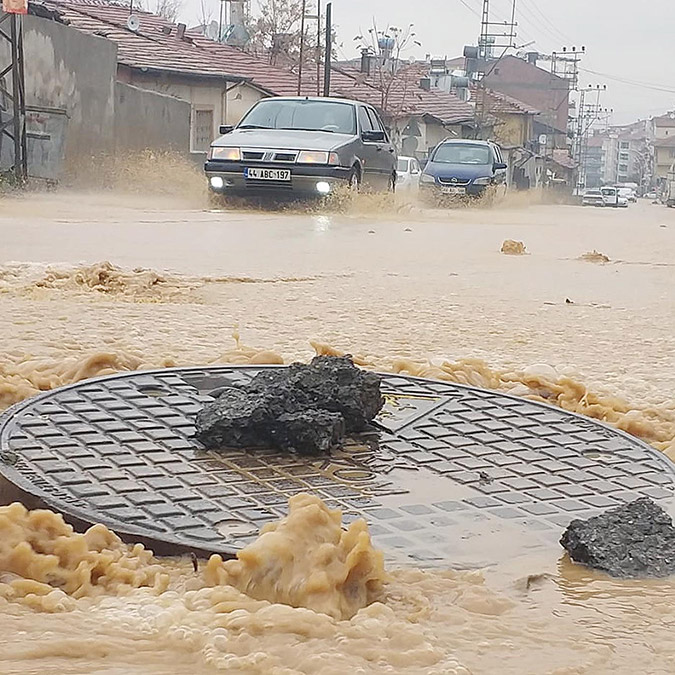 Malatya'da rögar taştı; araçlar güçlükle ilerledi