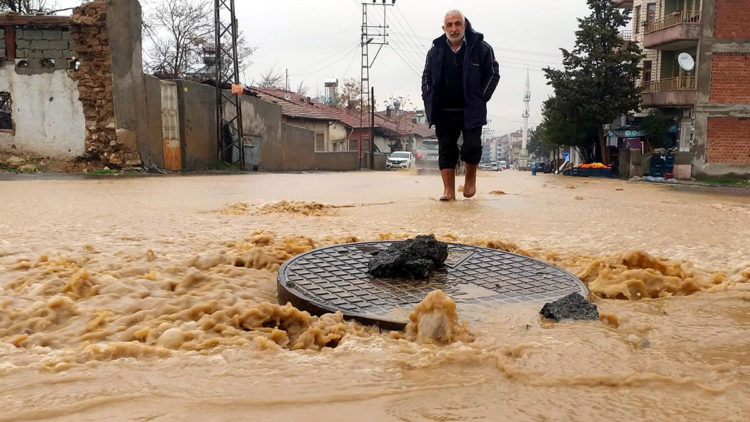 Malatya'da rögar taştı; araçlar güçlükle ilerledi