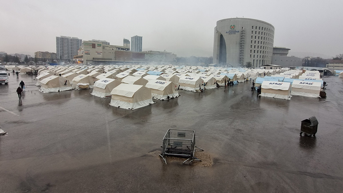 Malatya'da sağanak hayatı olumsuz etkiledi, çadırları su bastı