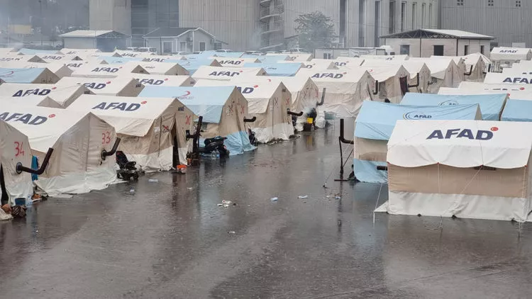 Malatya'da sağanak hayatı olumsuz etkiledi, çadırları su bastı